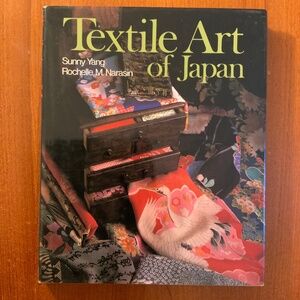 BOOK: Textile Art of Japan. Written by Sunny Yang and Rochelle M. Narasi
